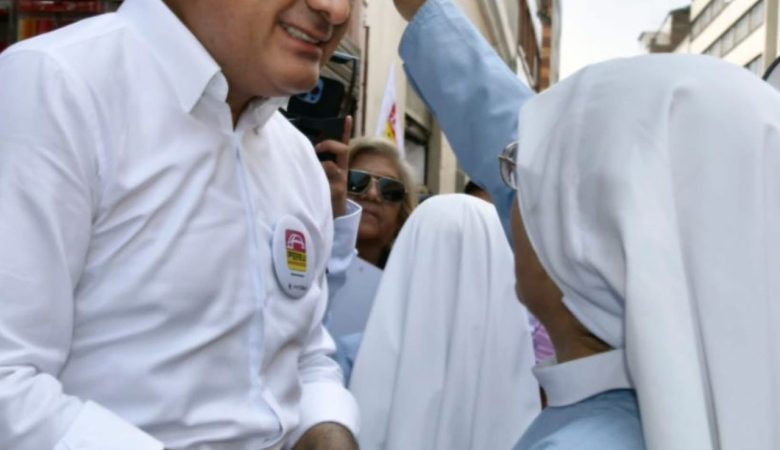 Carlos Jaico recibe la bendición de una madrecita durante su recorrido por Mesa Redonda